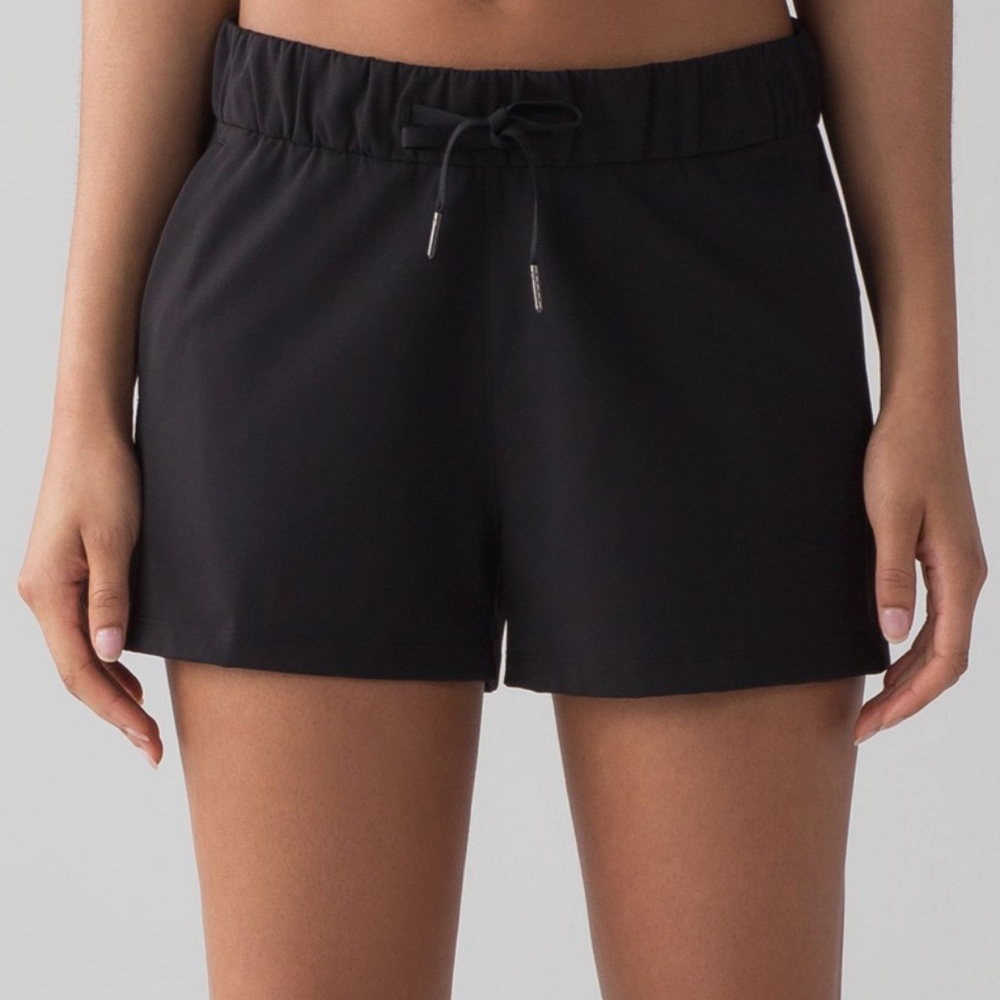 NWT Lululemon On The Fly Short *2.5" SIZE 2